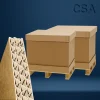 Triplex-Karton-Kutular-4 Triplex kartonun çok katmanlı yapısını gösteren kesit görseli ile birlikte kullanılan iki kutu, endüstriyel ürünlerin taşınmasında tercih edilen dayanıklı ambalaj sistemlerini temsil eder.
